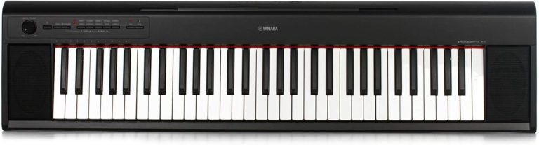 Teclado portátil Yamaha NP12 com 61 teclas sensíveis ao toque na cor preta, com alto-falantes embutidos e controles no painel superior