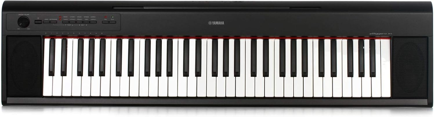 Teclado portátil Yamaha NP12 com 61 teclas sensíveis ao toque na cor preta, com alto-falantes embutidos e controles no painel superior