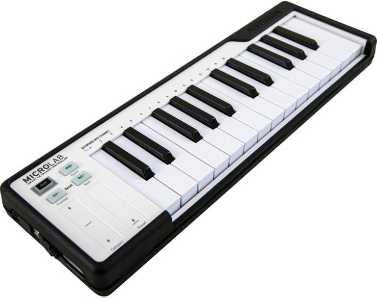 Teclado controlador Arturia MicroLab Black com 25 teclas sensíveis à velocidade, botões de controle e conexão USB lateral, em fundo branco.