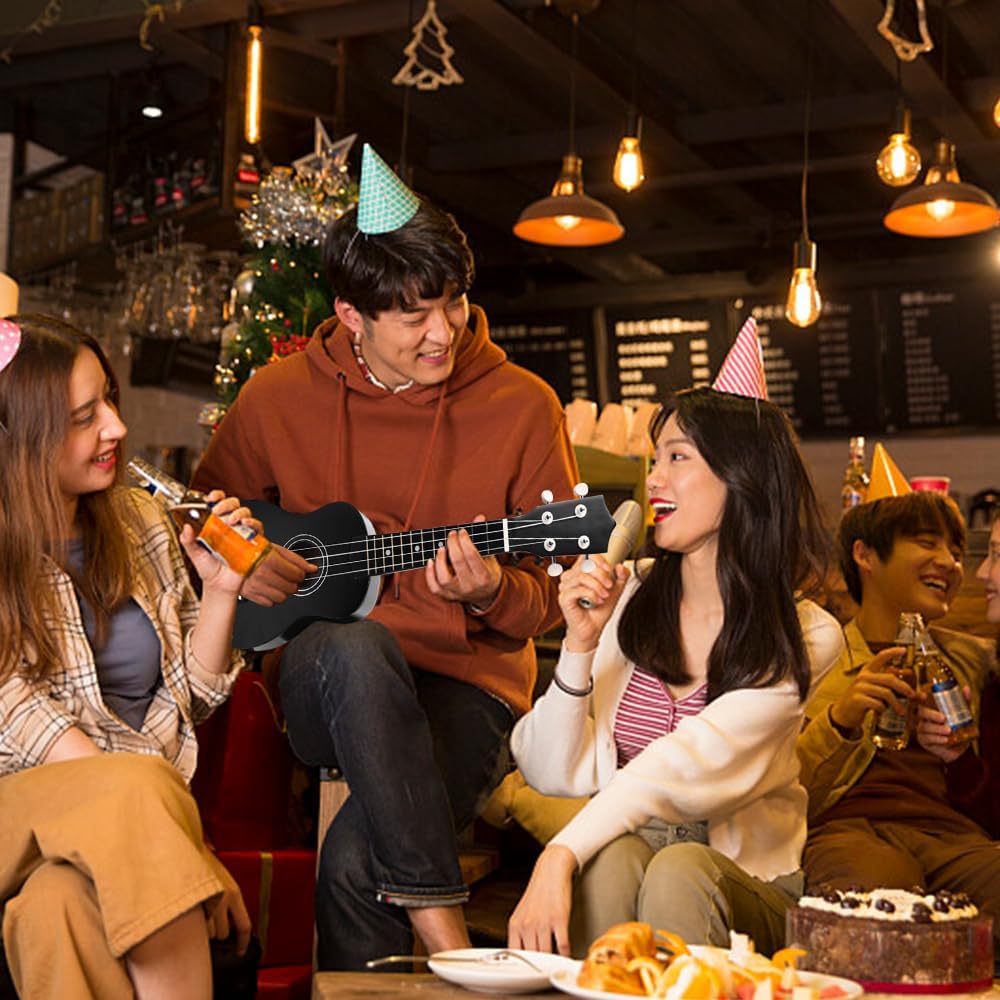 Grupo de jovens em festa interna com ukulele preto soprano 21 polegadas tocando e cantando.