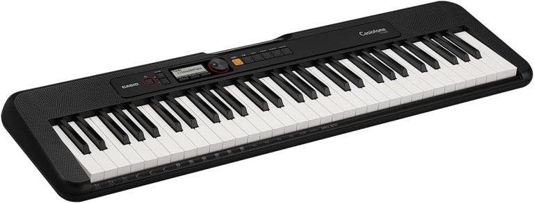 Teclado digital Casio Casiotone CT-S200BKC2 preto com 61 teclas e painel de controle com display LCD.