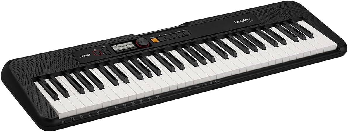 Teclado digital Casio Casiotone CT-S200BKC2 preto com 61 teclas e painel de controle com display LCD.