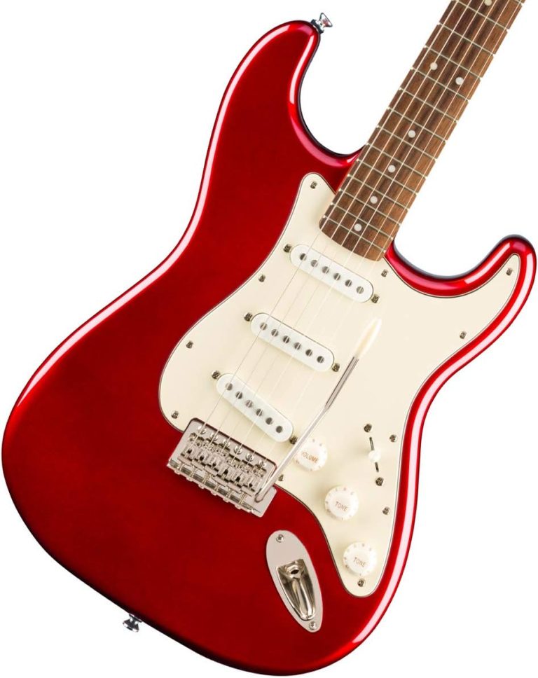 Guitarra Squier Classic Vibe '60s Stratocaster vermelho metálico com três captadores single coil e acabamento brilhante