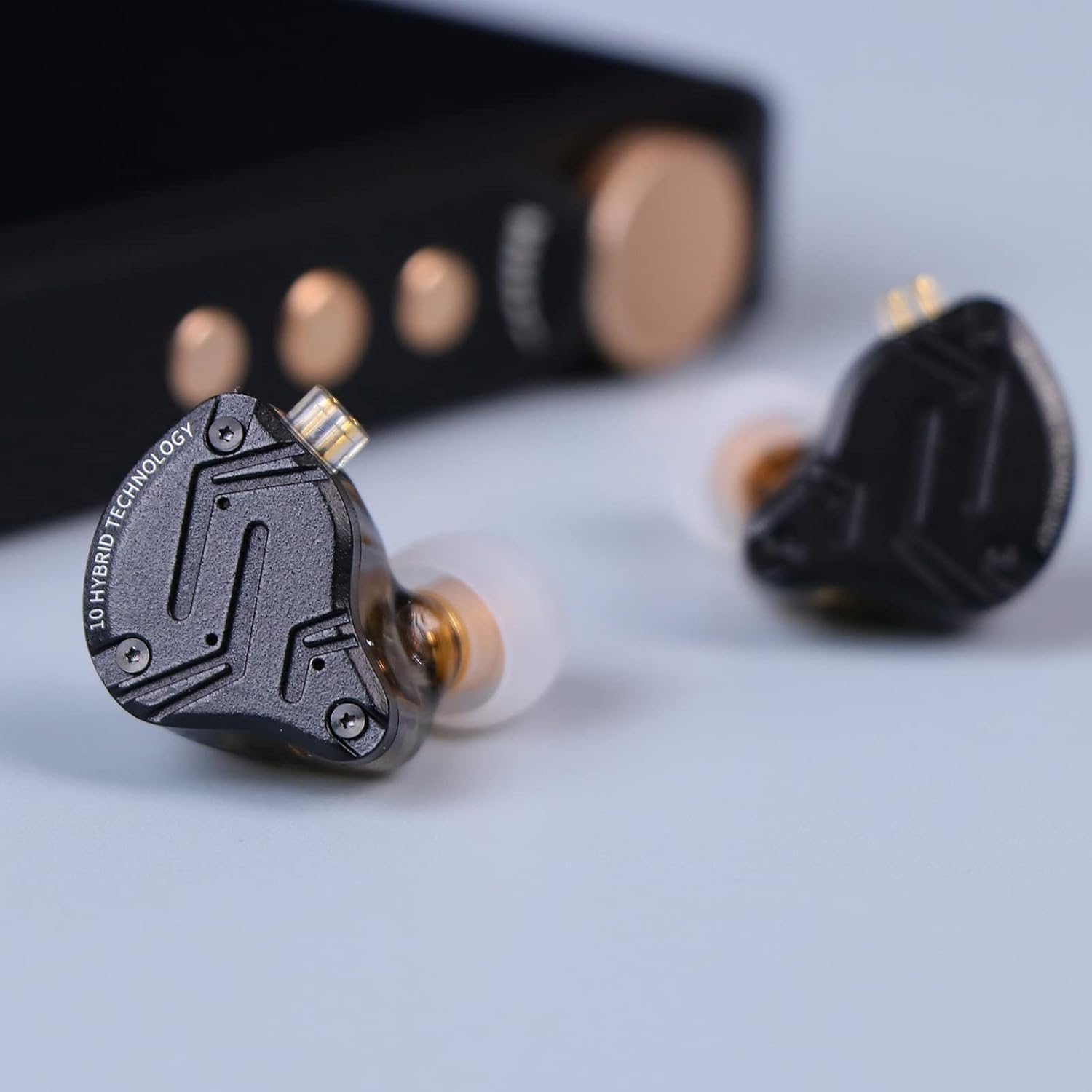 Fones Linsoul KZ ZS10 PRO X pretos com detalhes dourados e cabo destacável, com foco em conector e design híbrido.