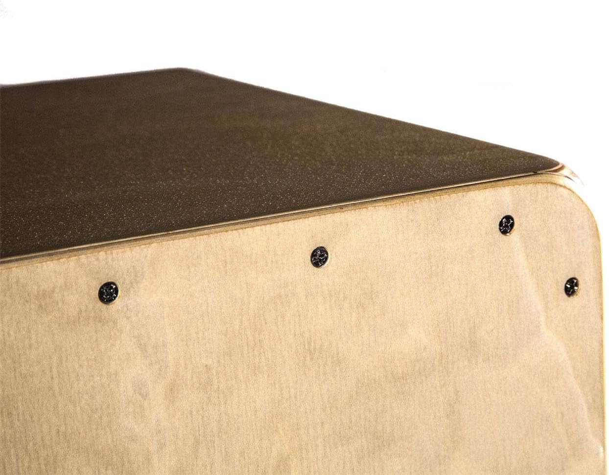 Detalhe do tampo de madeira natural clara do cajon LP Aspire LPA1331 com parafusos pretos visíveis na borda.