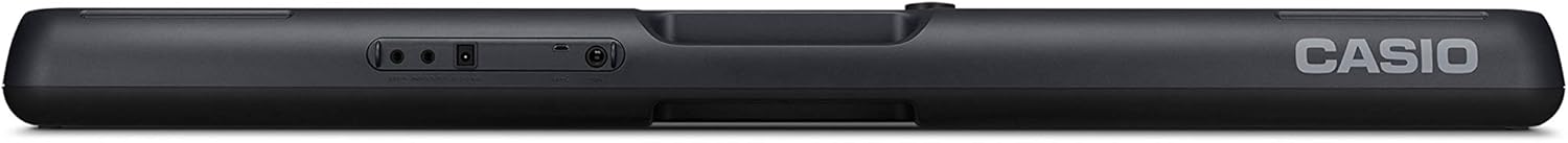 Perfil lateral do teclado Casio CT-S300C2-BR preto com entradas de conexão e logo Casio.