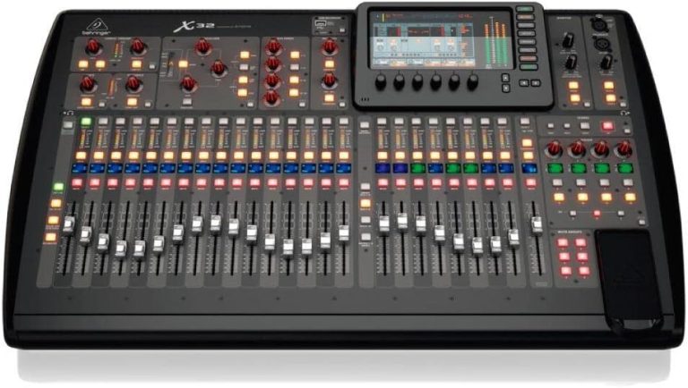 Mesa de mixagem digital Behringer X32 32 canais com tela colorida e faders iluminados
