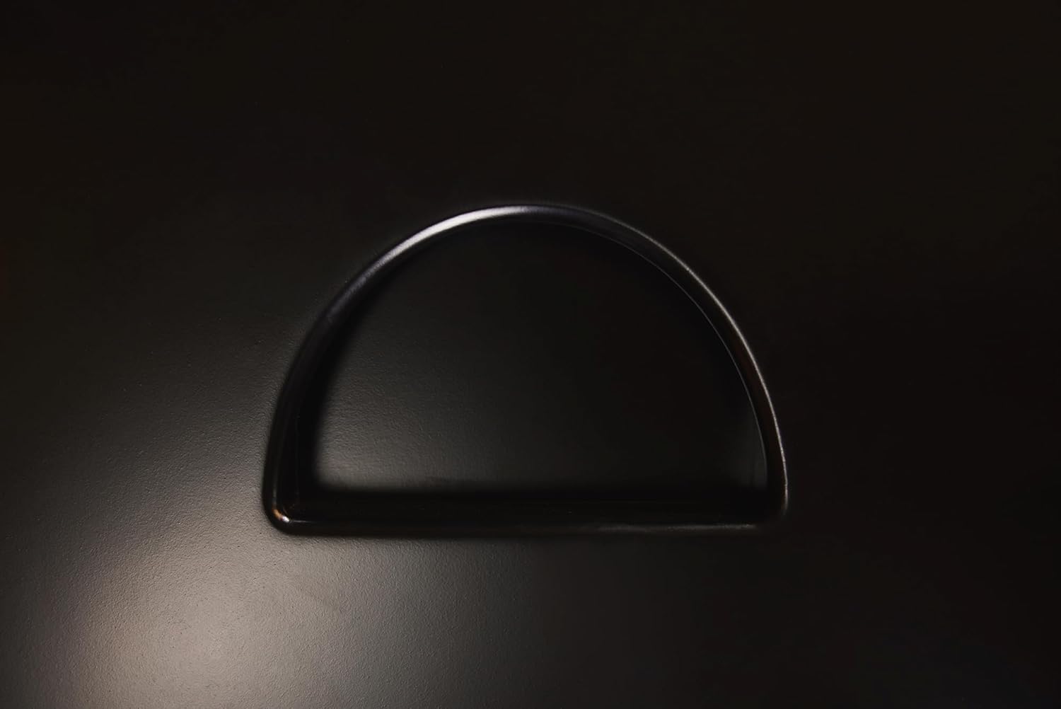 Detalhe da alça semicircular recortada para transporte no cajon Meinl preto fosco