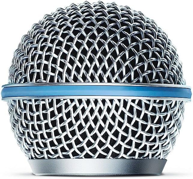 Grade metálica prateada com anel azul do microfone Shure Beta 58A em close-up frontal.