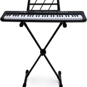 Teclado musical Kobe KB-150 preto com 61 teclas e suporte em X ajustável.