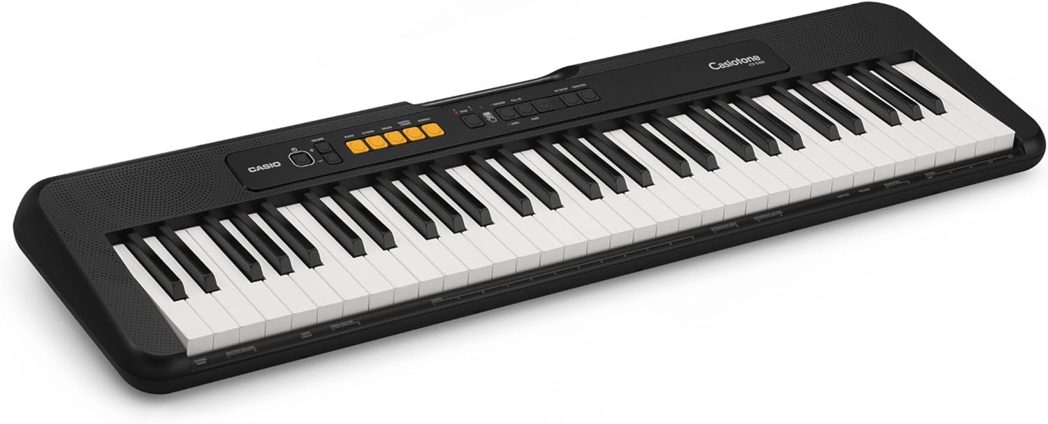 Teclado Casio Casiotone CT-S100C2-BR preto com 61 teclas e painel de controle com botões amarelos e pretos, vista lateral.