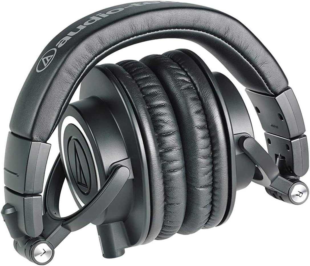 Fone de ouvido Audio-Technica ATH-M50x preto over-ear com fio, dobrado para transporte.