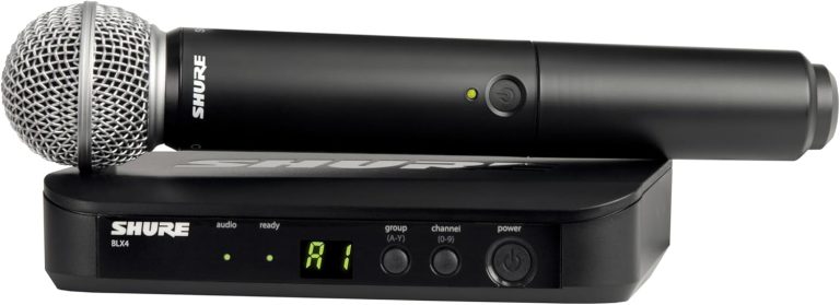 Shure BLX24/SM58 sistema de microfone sem fio com receptor UHF de canal único preto com display digital e microfone com grade metálica prateada