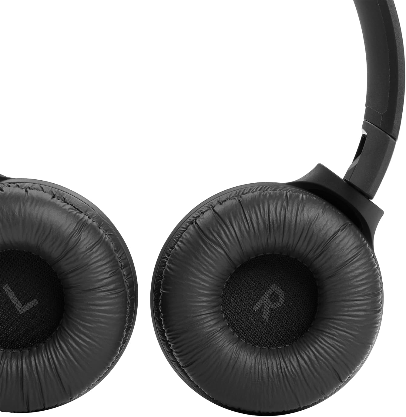 Almofadas do fone JBL Tune 510BT preto com detalhes de conforto e indicação dos lados L e R.