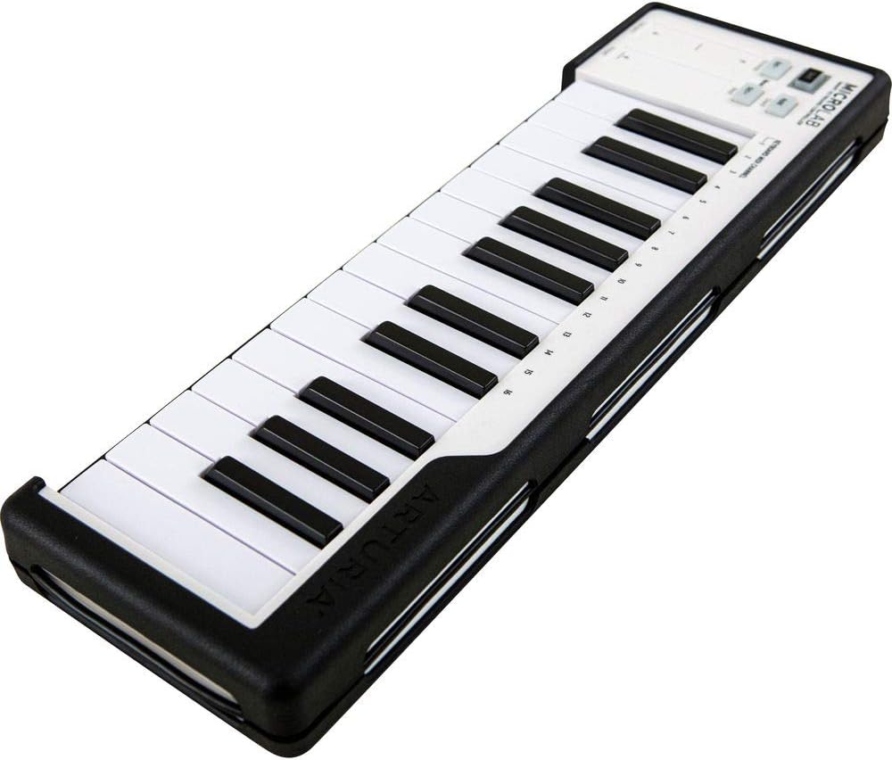 Teclado controlador Arturia MicroLab Black em perspectiva inclinada mostrando teclas e botões de controle.