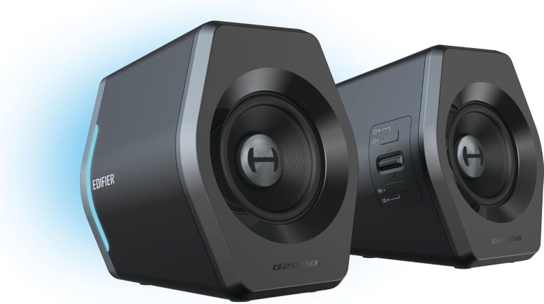 Caixas de som gamer Edifier G2000 pretas com luzes RGB azuis e controle lateral de volume.
