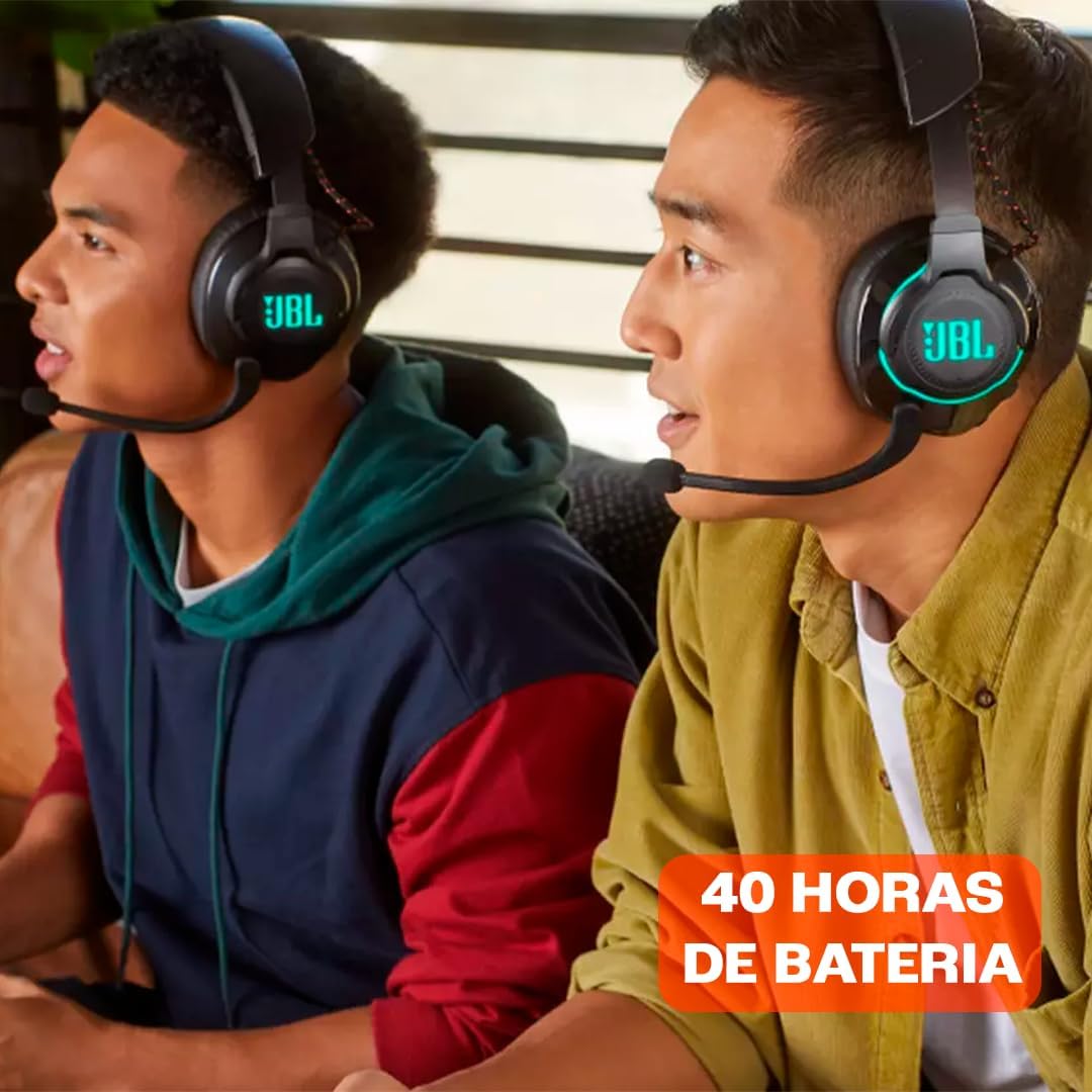 Dois usuários com headset JBL Quantum 610 e texto 40 horas de bateria
