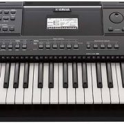 Teclado portátil Yamaha PSR-EW410 preto com 76 teclas, painel com botões e tela LCD, alto-falantes embutidos.