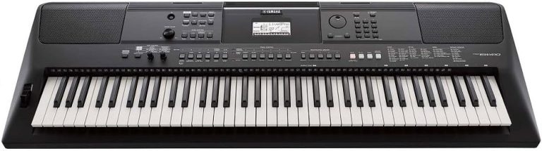 Teclado portátil Yamaha PSR-EW410 preto com 76 teclas, painel com botões e tela LCD, alto-falantes embutidos.