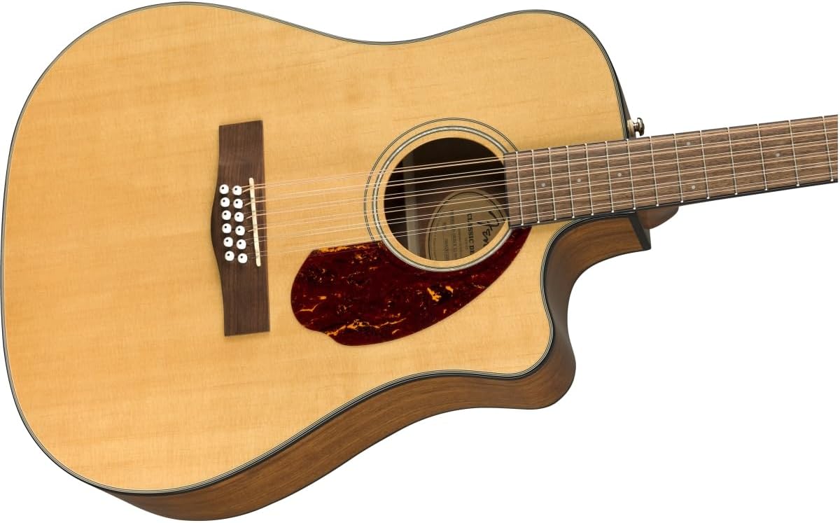 Close do tampo do violão acústico Fender CD-140SCE 12 cordas tampo abeto sólido natural