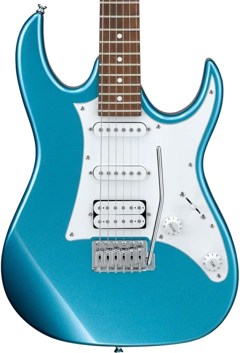 Detalhe do corpo da guitarra elétrica Ibanez Gio GRX40 azul metálico claro com captadores HSS e ponte tremolo.