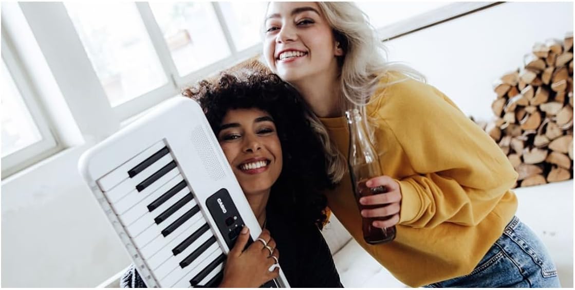 Duas mulheres sorrindo com teclado portátil Casio CT-S200WE branco