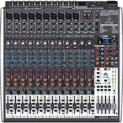 Mesa de som Behringer X2442USB com 24 canais, entradas XLR e P10, controles coloridos, display digital azul.