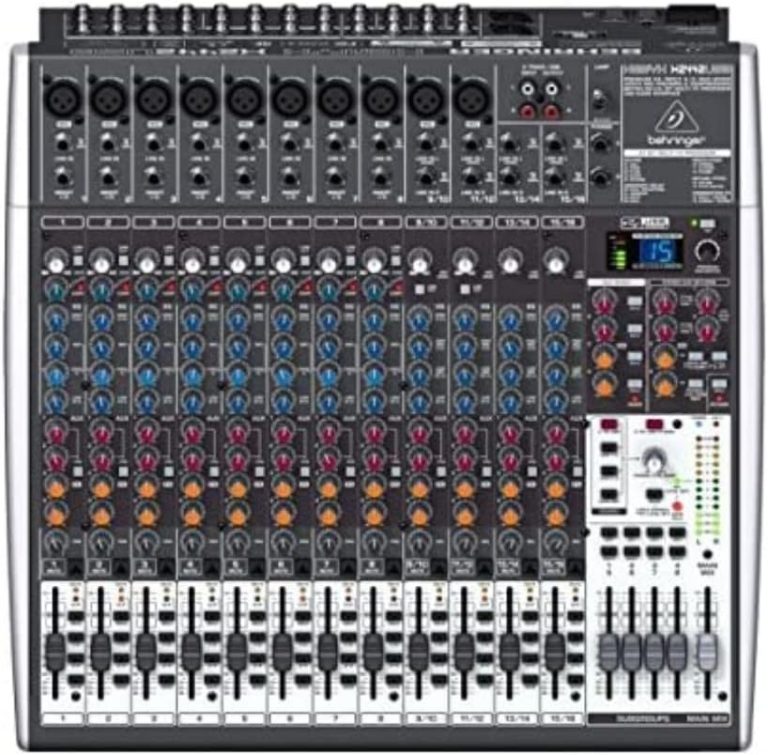Mesa de som Behringer X2442USB com 24 canais, entradas XLR e P10, controles coloridos, display digital azul.