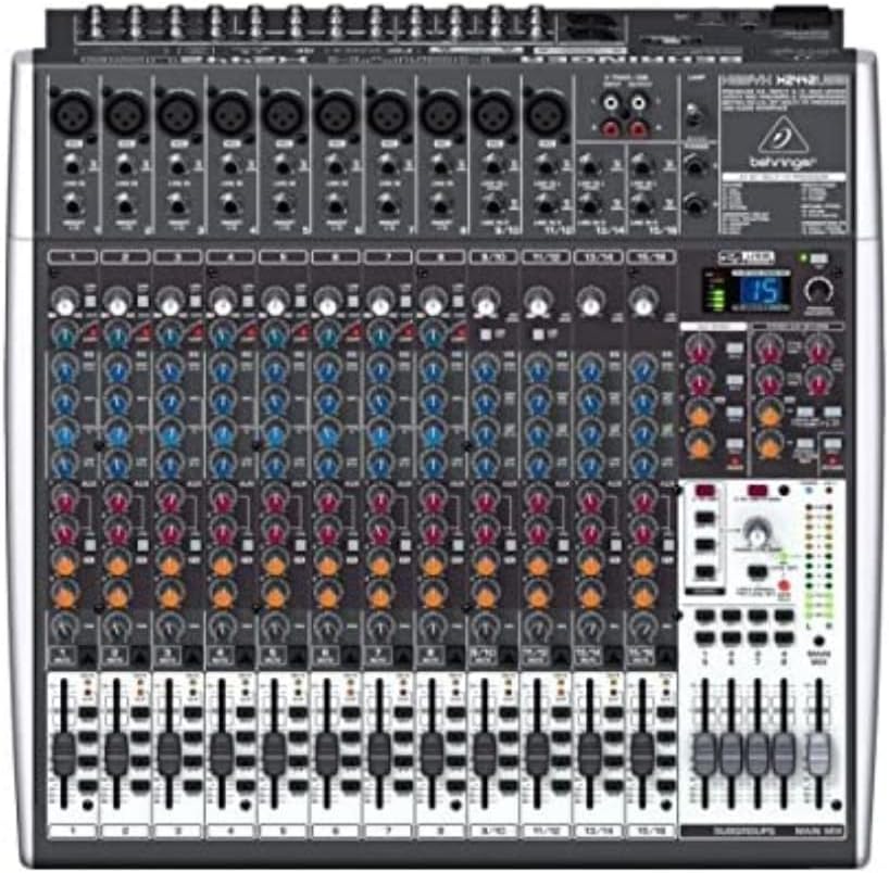 Mesa de som Behringer X2442USB com 24 canais, entradas XLR e P10, controles coloridos, display digital azul.