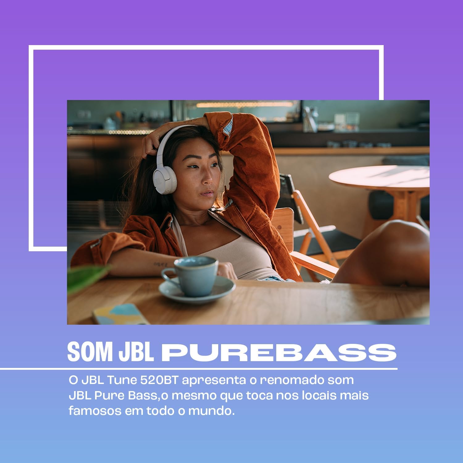Mulher usando fones JBL Tune 520BT brancos com som JBL Pure Bass de alta qualidade.