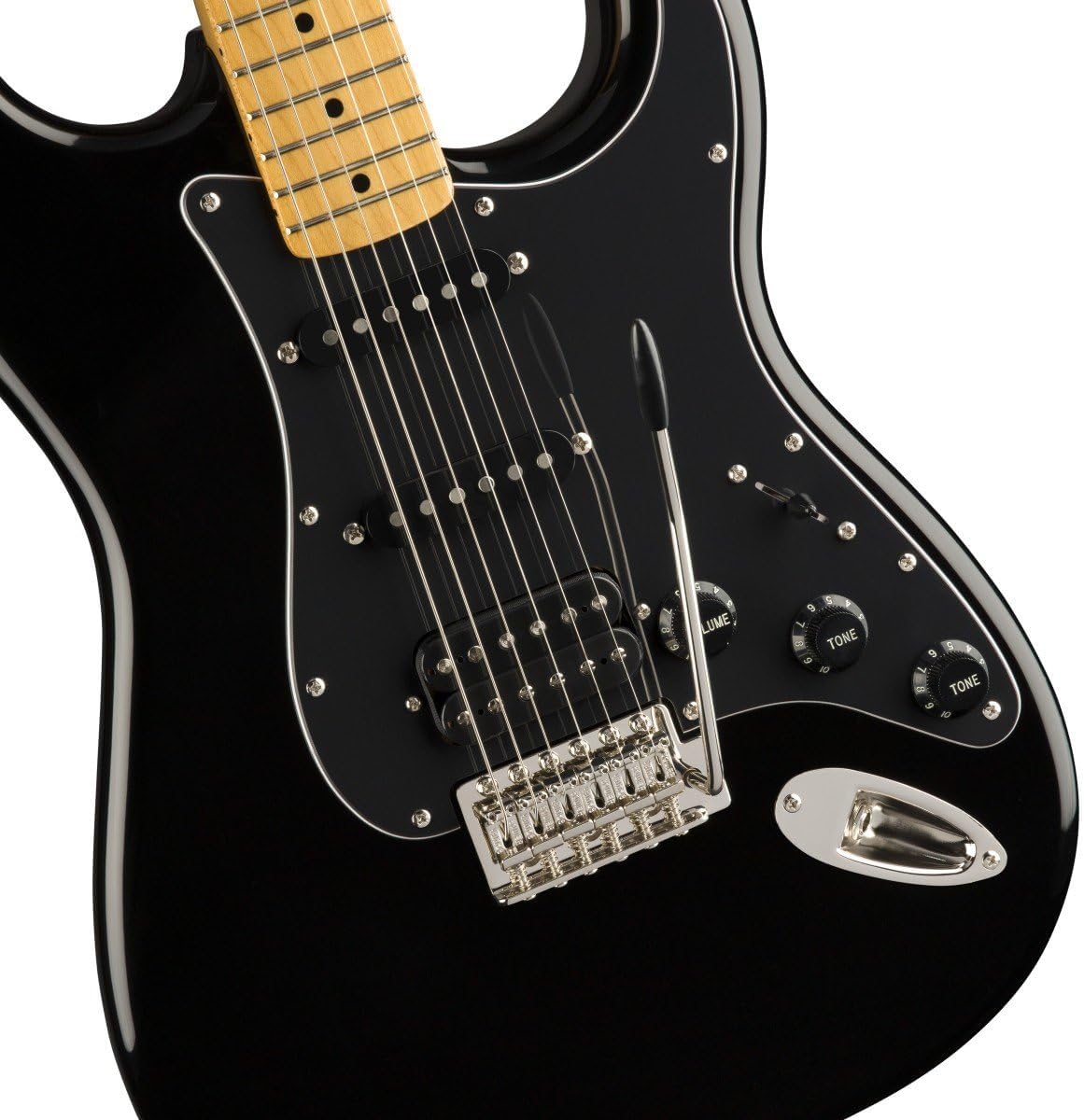 Detalhe do corpo da guitarra Squier Classic Vibe '70s Stratocaster HSS preta com captadores e controles.