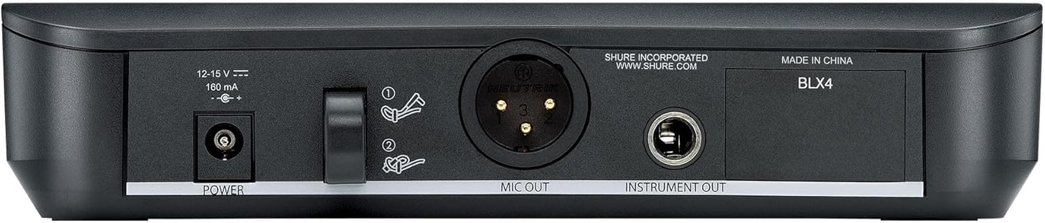 Parte traseira do receptor Shure BLX4 com conexões de energia, saída XLR e jack para instrumento