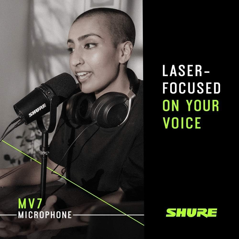 Pessoa utilizando microfone Shure MV7 com foco laser na voz para gravação clara e precisa.