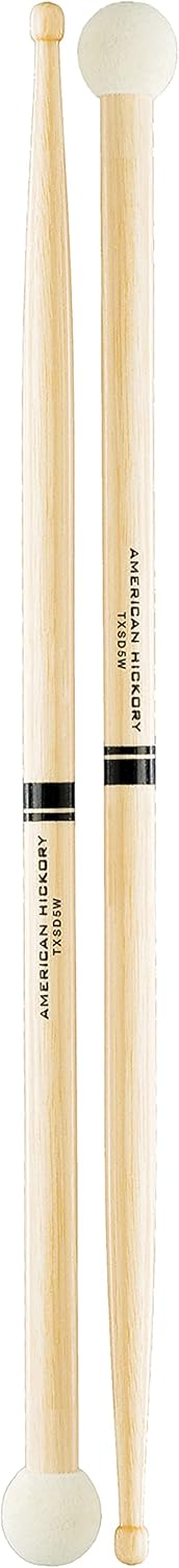 Baquetas Promark SD5 com ponta de madeira e ponta de feltro para percussão, em madeira clara com detalhes pretos.