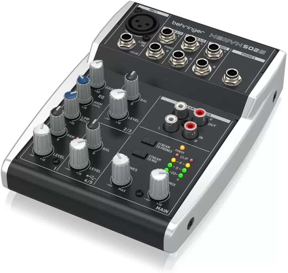 Mesa de som Behringer Xenyx 502s com controles de ganho, EQ, pan, níveis e conexões USB/RCA para streaming.