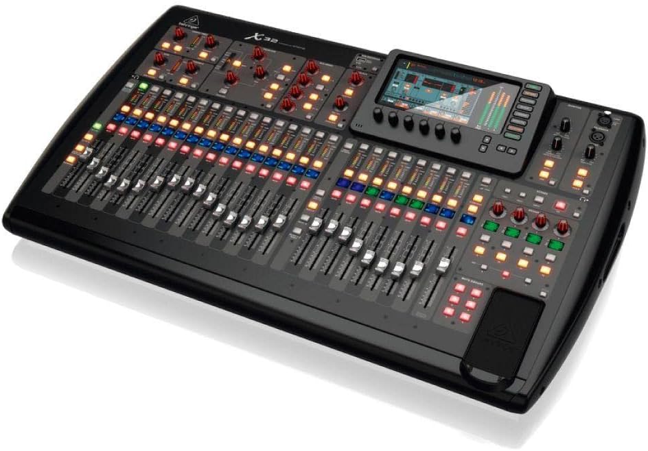 Mesa de mixagem digital Behringer X32 com 32 canais, faders e tela colorida, vista lateral