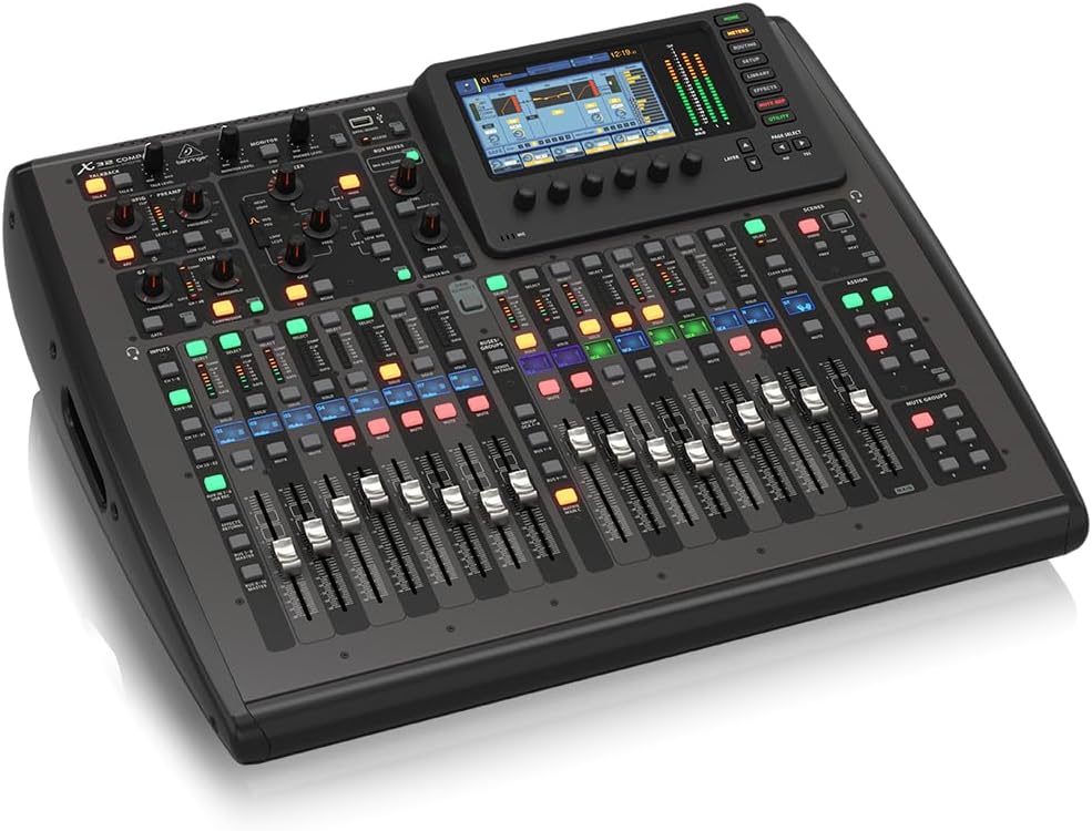 Behringer X32 COMPACT mesa de som digital 22 canais vista em ângulo com tela colorida