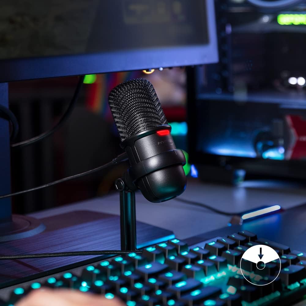 Microfone condensador USB HyperX Solocast em uso em setup gamer com teclado iluminado