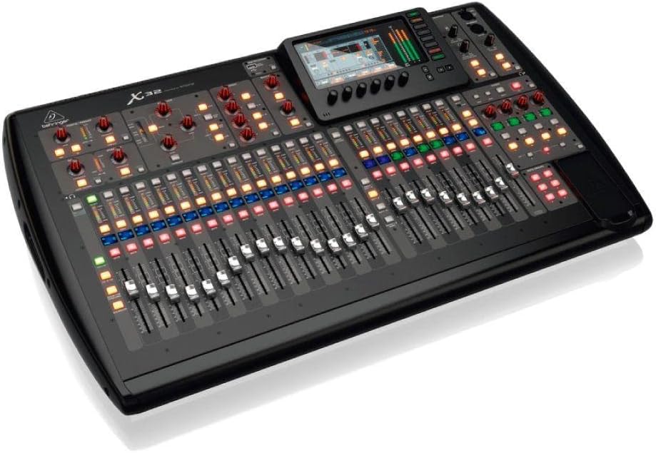 Mesa de mixagem digital Behringer X32 com 32 canais, tela colorida e botões iluminados vista diagonal