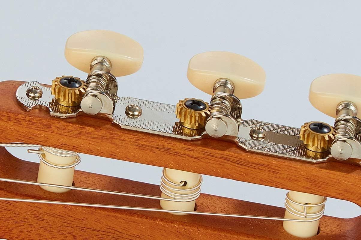 Detalhe das tarraxas douradas e botões brancos do violão Yamaha C40MII
