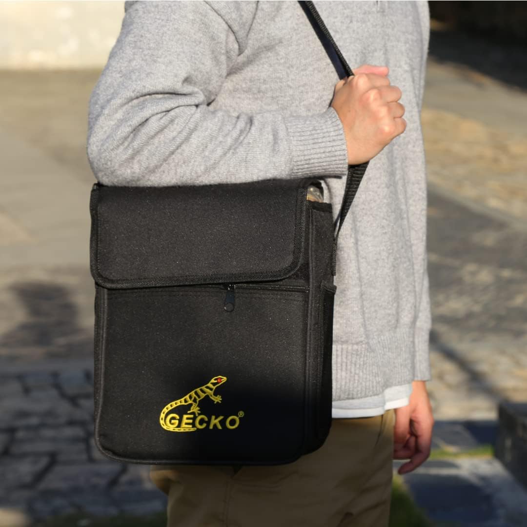 Pessoa carregando bolsa preta com logo GECKO para cajon de percussão