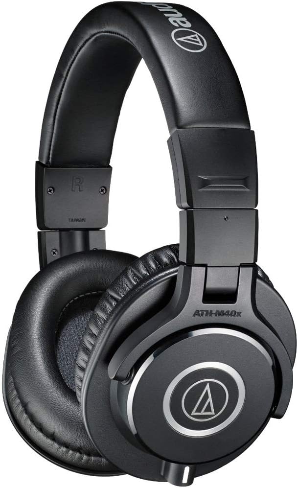 Close do fone Audio-Technica ATH-M40x preto, com almofadas acolchoadas e design profissional.