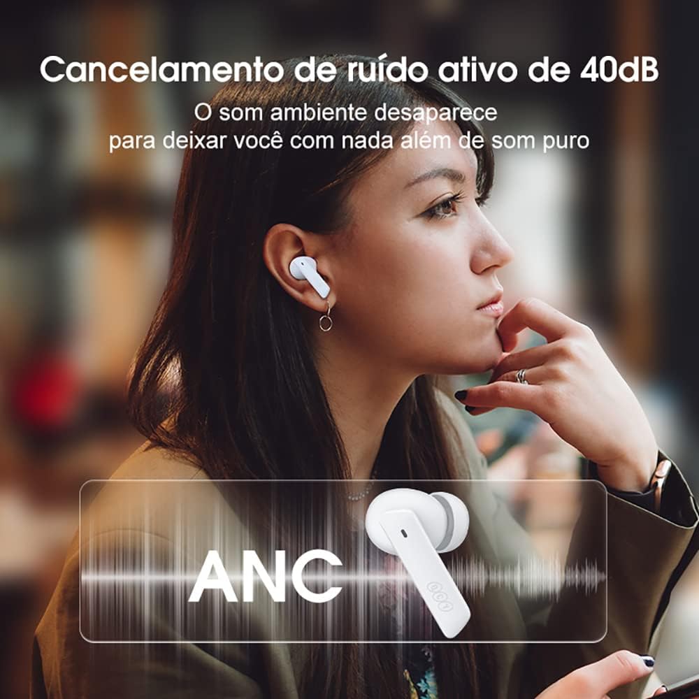 Mulher usando fones QCY HT05 com cancelamento ativo de ruído 40dB ANC
