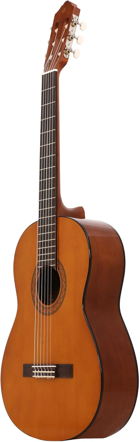 Violão clássico Yamaha C40 com madeira natural e cravelhas cromadas visto de lado