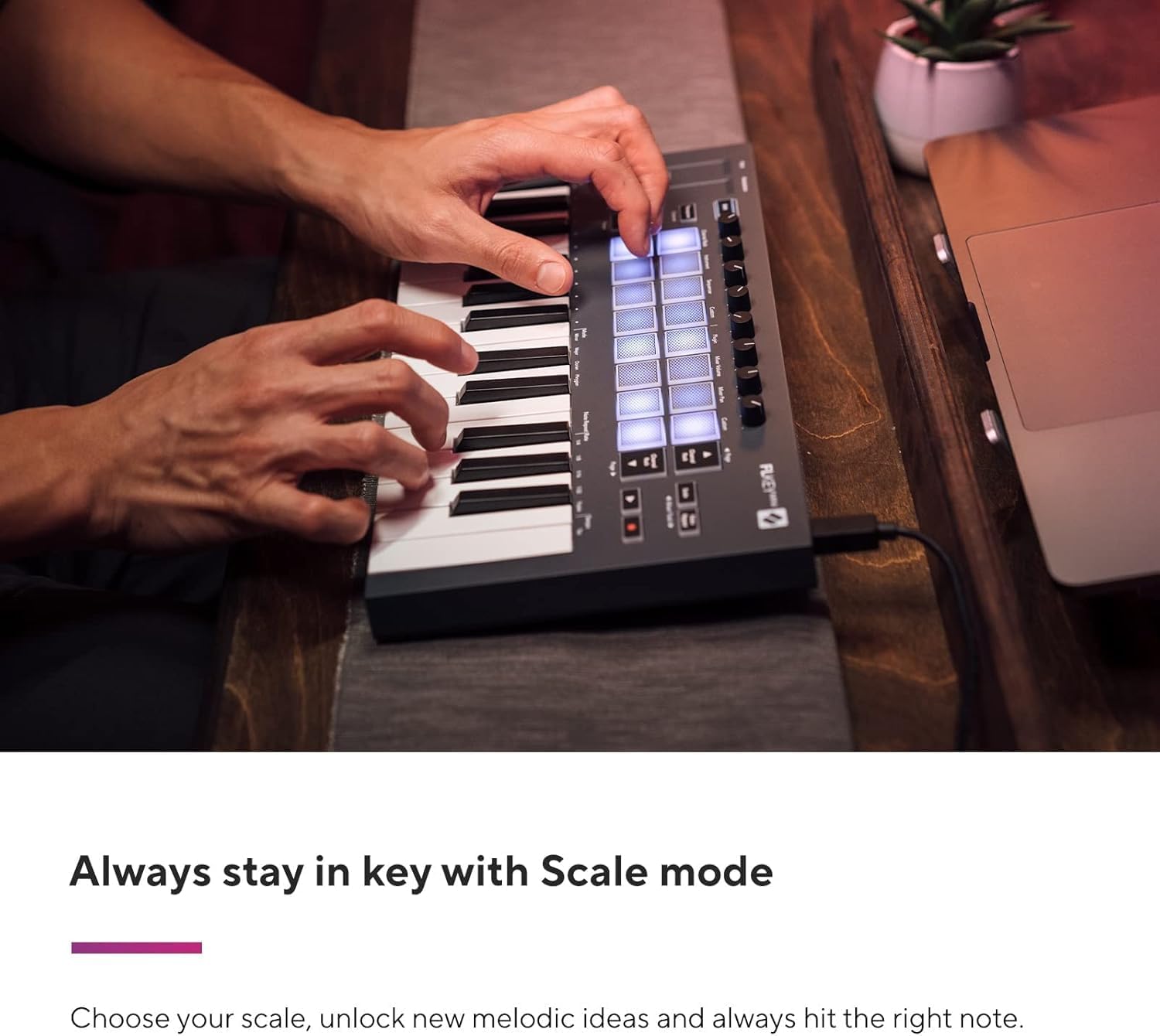 Mãos tocando teclado MIDI Novation FLKey Mini com pads iluminados em ambiente de estúdio