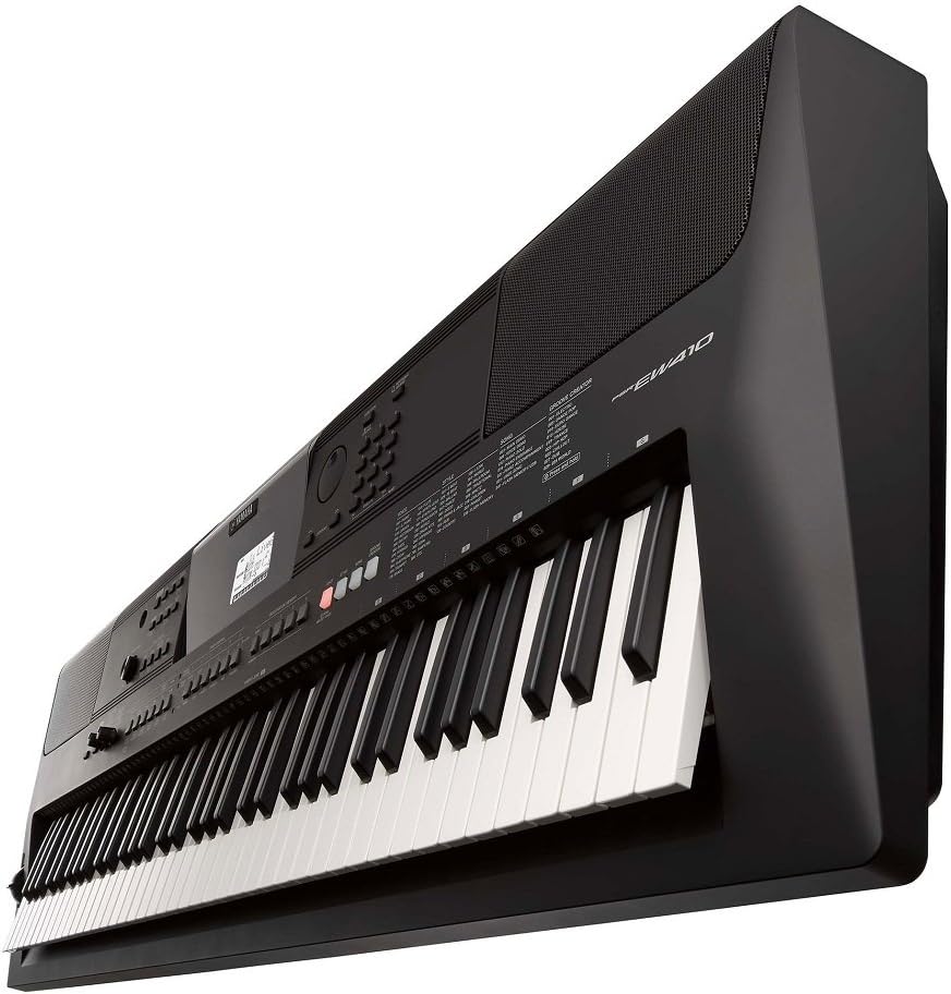 Teclado Yamaha PSR-EW410 preto visto em ângulo lateral mostrando teclas e painel de controle.