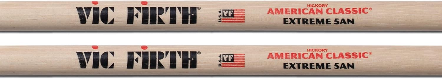 Detalhe do cabo das baquetas Vic Firth American Classic Extreme 5AN com marca e modelo em madeira clara