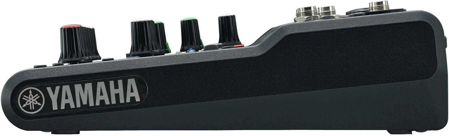 Mesa de som Yamaha MG06X vista lateral direita com botões coloridos de controle e logo Yamaha.