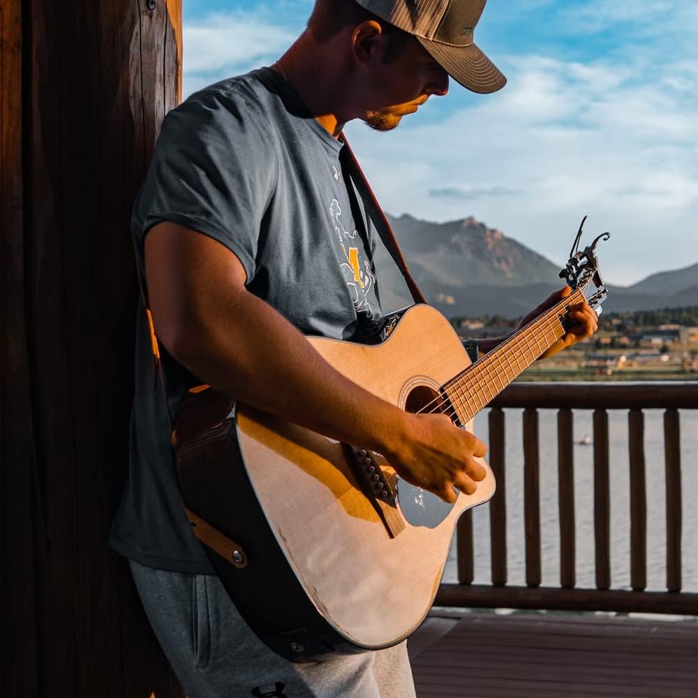 Homem tocando guitarra acústica elétrica Fender FA-235E natural ao ar livre
