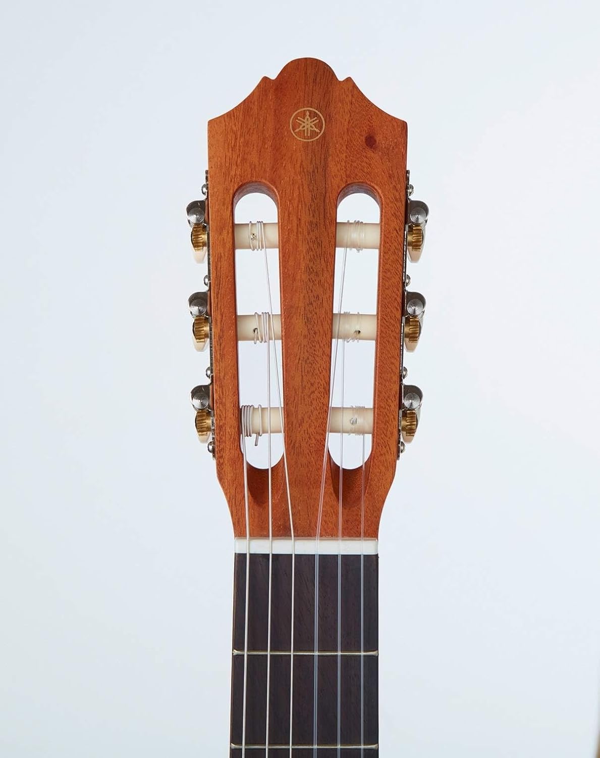 Cabeça do violão Yamaha C40MII com logo dourado e tarraxas cromadas com botões creme